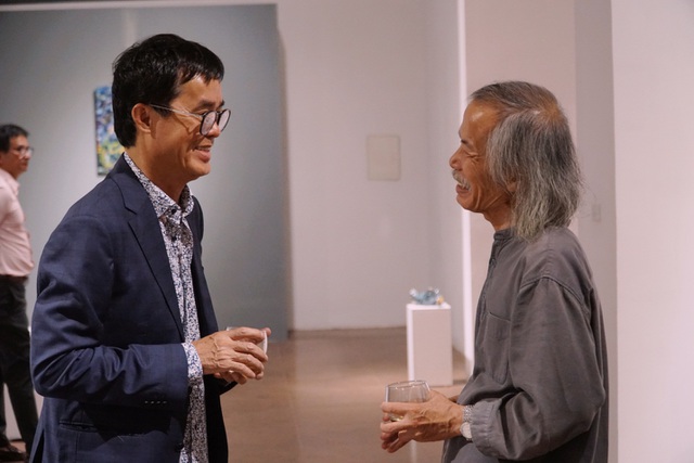 Painter Luong Xuan Doan (right) attended and congratulated artist Dinh Phong (left) on the opening day of the exhibition.