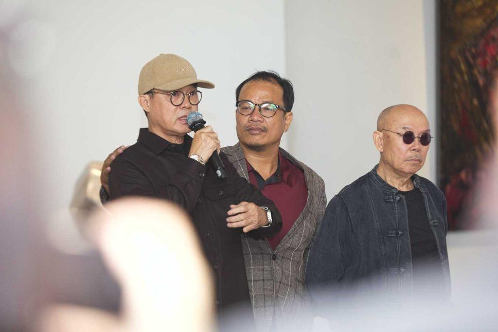 Khoảnh khắc cảm xúc lắng đọng khi người nghệ sĩ trải lòng trước truyền thông.