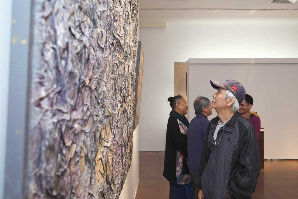 Đông đảo các họa sĩ nổi tiếng đến tham quan, thưởng lãm các tác phẩm của Đinh Phong